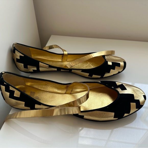 Black and Gold flat ballet shoes. - Picture 2 of 9